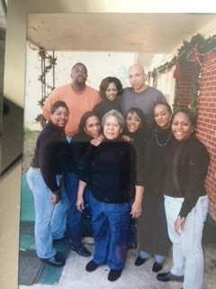 Shundra (2nd from left) with her mom, sisters and brothers.