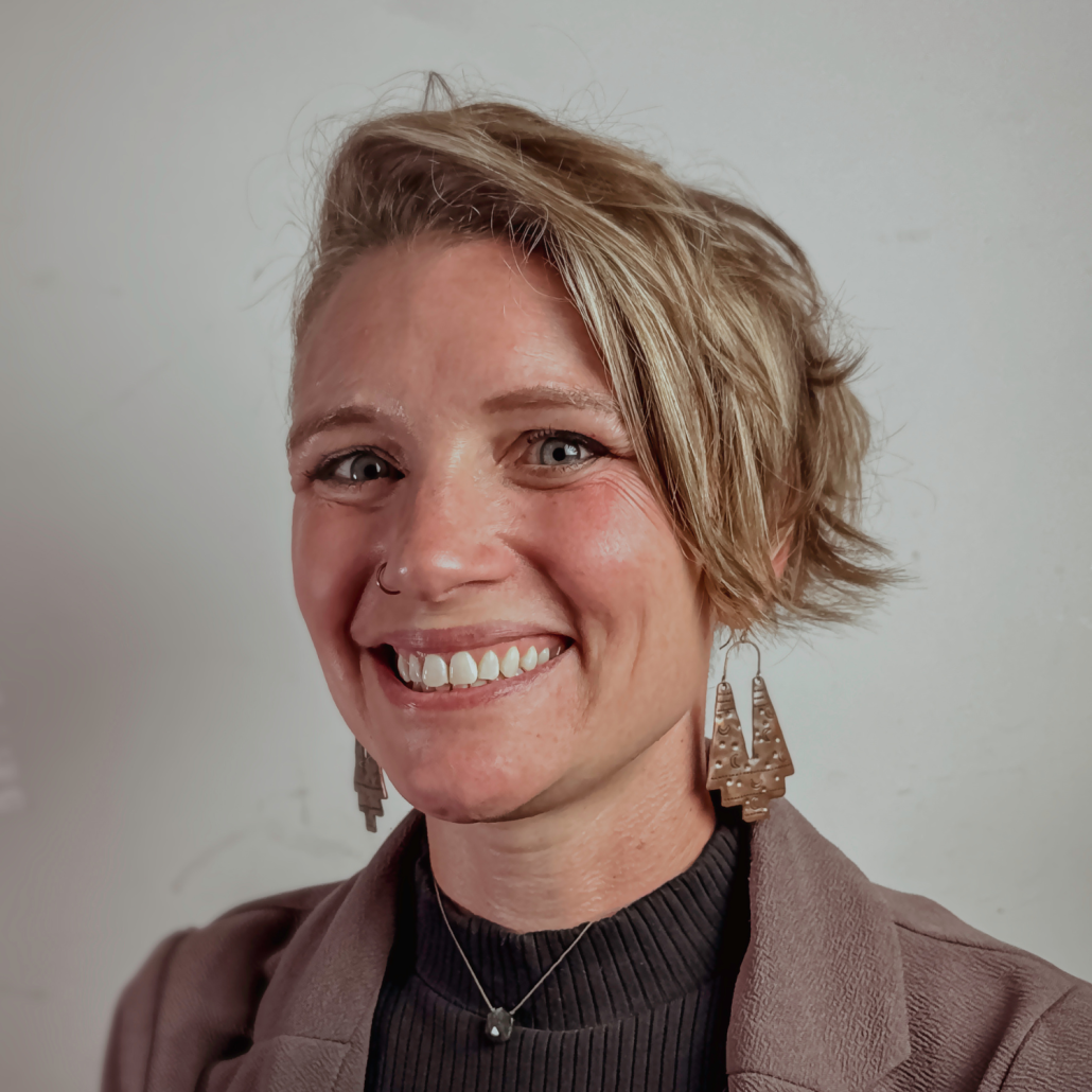Headshot of Lindsay Zehren